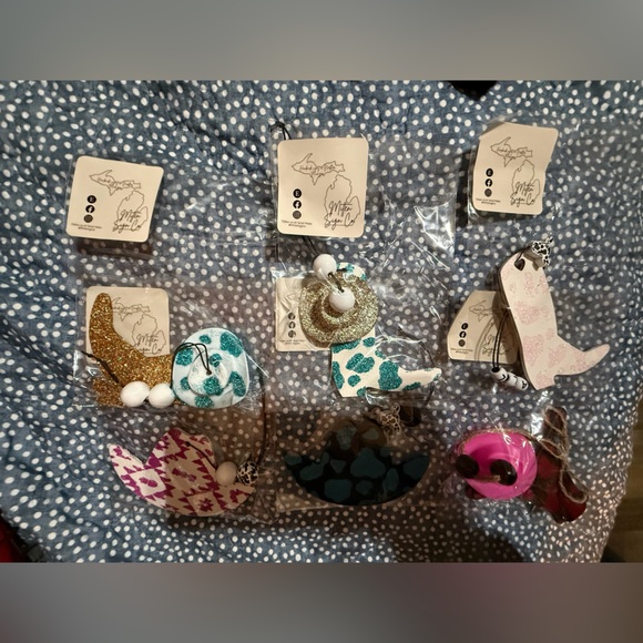 Western Rearview Mirror Hangers - Picture 3 of 3